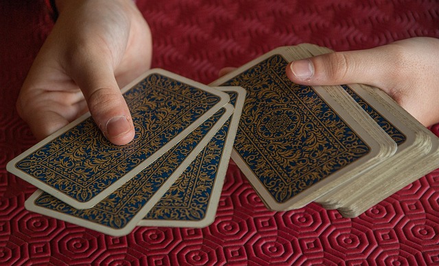 Verschiedene Spielkarten, die auf einem Tisch ausgebreitet sind und Inspiration für Anleitungen bieten